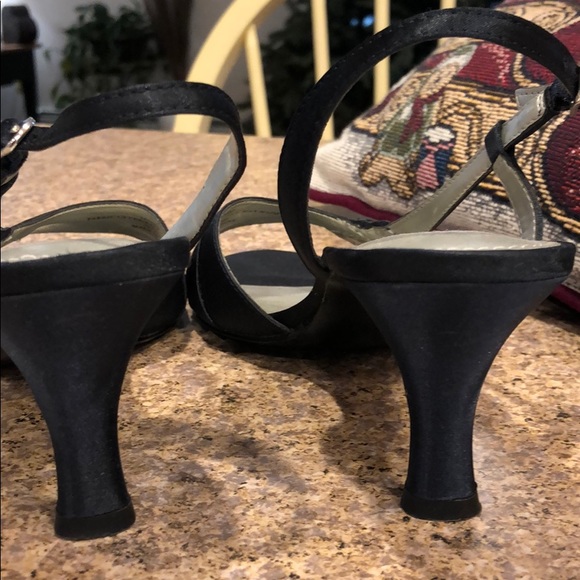 Kelli & Katie Navy Blue Fabric Upper Heels Size 7 - Picture 5 of 16